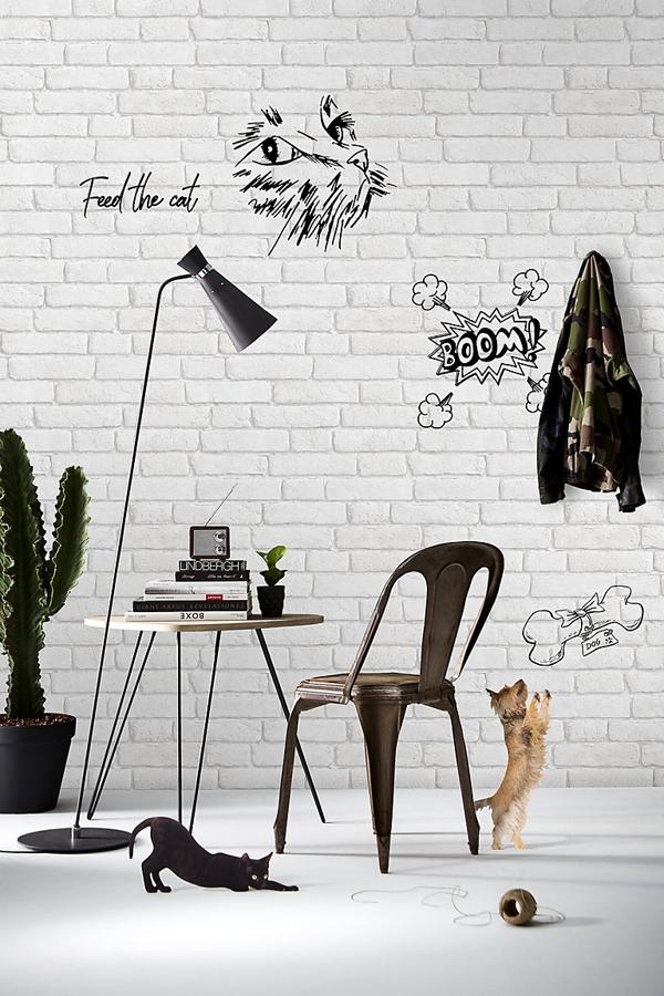 Las paredes de ladrillo visto vuelven a adquirir protagonismo decorativo. Si en tu piso no tienes ninguna a la que sacar partido (por aquello de que no vives en un loft), no hay problema: hay papeles vinílicos de excelente calidad que pueden conseguir ese mismo efecto y además cuentan con la ventaja de que se pueden limpiar fácilmente. Este es de Leroy Merlín y cuesta 24,99 euros.