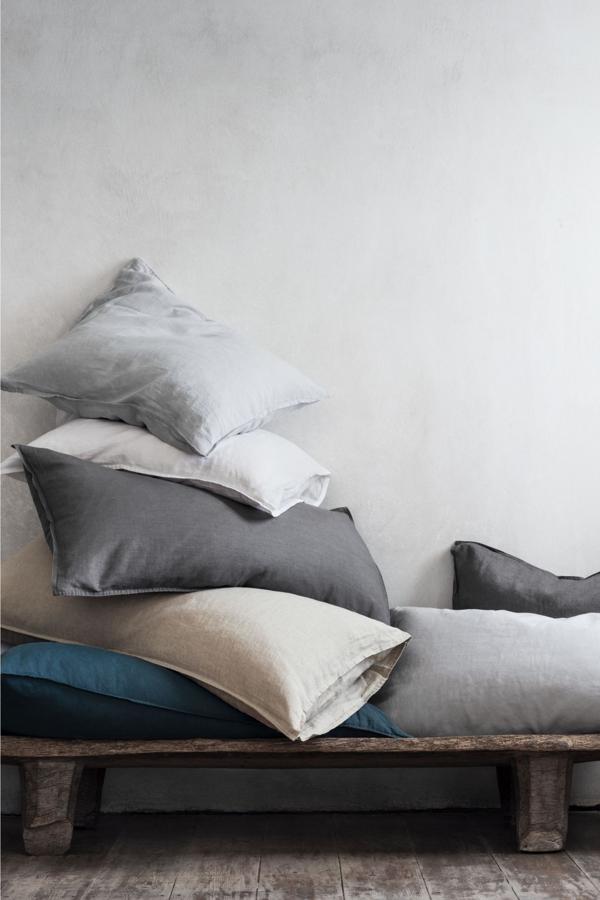 Pequeños detalles en colores claros y el gris sobre todo lo demás. Los tonos neutros te van a convencer de una gran máxima de la decoración: los grises no son aburridos y sabiamente combinados pueden ampliar visualmente cualquier espacio. Por si quieres experimentar con ellos en el dormitorio prueba con estas fundas de almohada de lino de H&M Home (14,99 euros cada una).