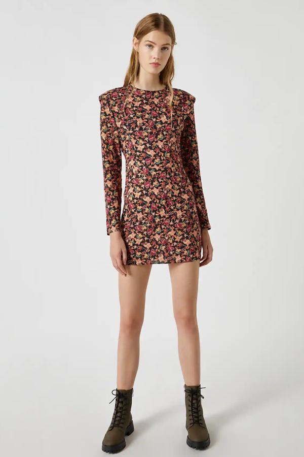 Con estampado otoñal, este vestido de manga larga con abertura en la espalda cuenta con hombreras y detalle de volante en el hombro. Con cierre mediante cordón, tiene un precio de 18,19 euros.