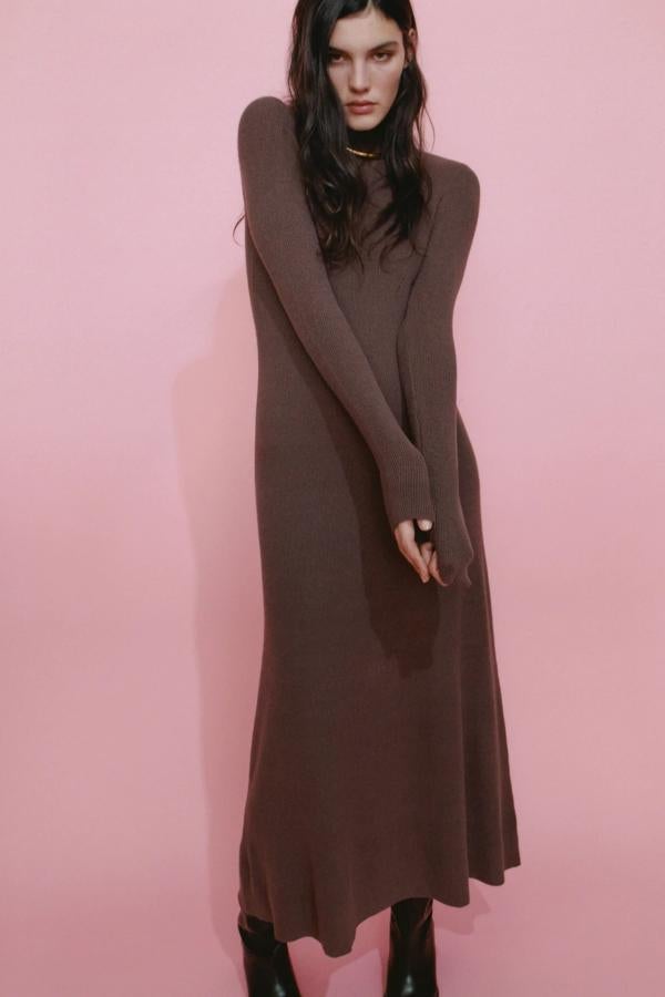 De manga larga y cuello subido, este vestido largo de punto en color visón oscuro tiene un precio de 29,95 euros.