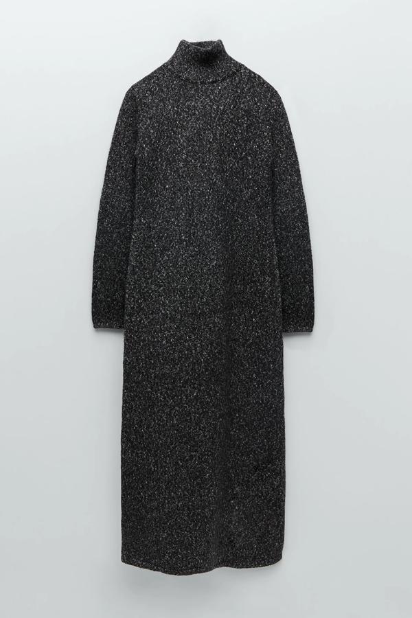 Este vestido midi de punto en negro y blanco con cuello alto y de manga larga tiene un precio de 39,95 euros.