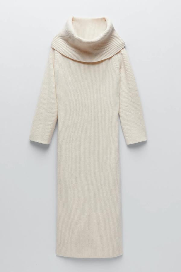 En color crudo, este vestido largo de punto con cuello envolvente y hombros descubiertos es uno de los más deseados. Tiene un precio de 29,95 euros.