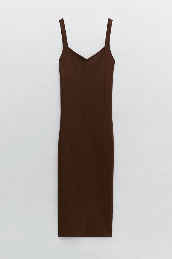 En color marrón oscuro, este vestido de punto ajustado con escote de pico y tirantes anchos tiene un precio de 29,95 euros.