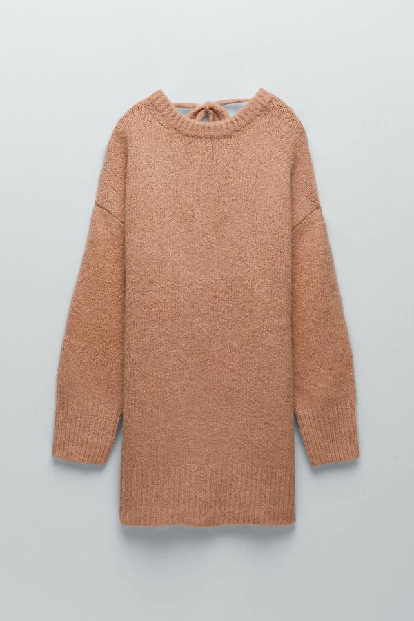 Confeccionado con tejido en mezcla de lana en color rosa empolvado, este vestido oversize con cuello redondo y manga larga cuenta con abertura en la espalda. Tiene un precio de 29,95 euros.