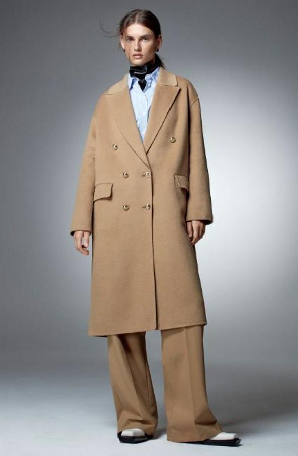 Abrigo beige de paño de silueta oversize rebajado de 99.95 a 49.99 euros en los Special Prices de Zara.