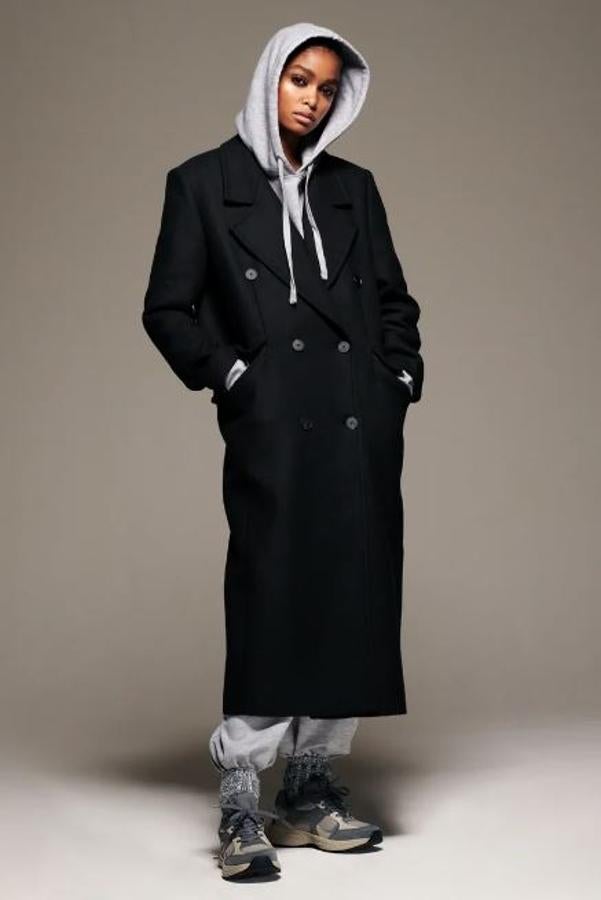 Abrigo de paño azul marino e inspiración masculina, rebajado de 89.95 a 49.95 euros en los Special Prices de Zara.