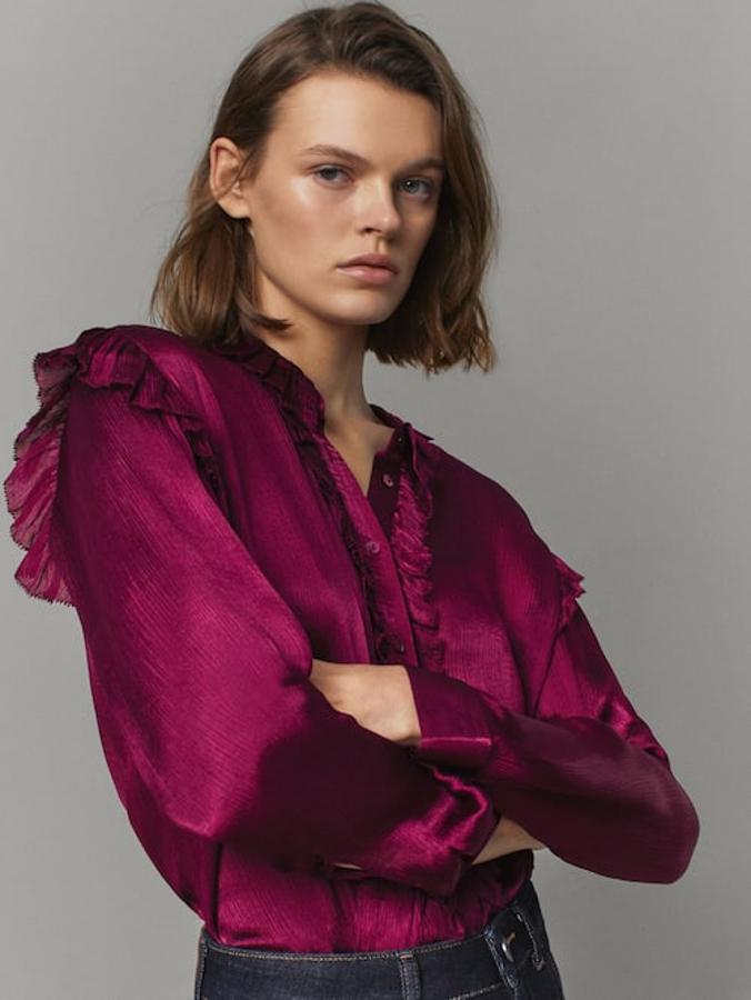 Con volantes en los hombros, el cuello y el frontal, esta camisa de corte recto y cuello redondo viene con botonadura frontal a tono y puños abotonados, todo ello en color fucsia. De 49,95 euros ha pasado a costar 29,95 euros y está disponible entre las tallas 34 y 42.
