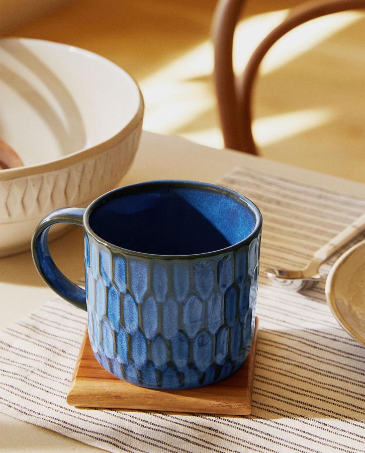 Taza azul de gres pintado de Zara Home (6,99 euros).