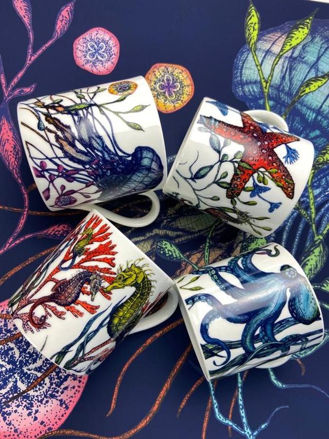 Juego de cuatro tazas con motivos marinos de Cream Cornwall decoradas a mano (a partir de 30 euros el lote y una taza 12,82 euros) en creamcornwall.co.uk.