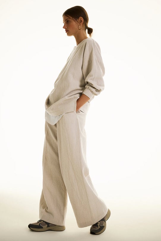 En color arena, con tiro alto y perneras rectas, este pantalón de Zara viene con detalle de pinzas delanteras, bolsillos laterales ocultos y bolsillo trasero de vivo. Tiene un precio de 39,95 euros y está disponible entre las tallas XS y XL.