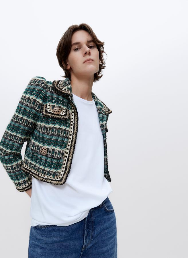 Esta chaqueta cropped con cuello y manga fruncida en el horno está confeccionada con pasamanería trenzada en los cantos del cuerpo, las mangas y las solapas de los bolsillos superiores. Además tiene otros dos bolsillos frontales con detalle de botón fantasía y cierre delantero mediante gancho metálico escondido. De 159 euros ha pasado a costar 119,25 euros y está disponible entre las tallas XS y L.
