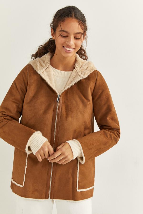 Abrigo con capucha , con bolsilos de parche en la parte delantera, con cierre de cremallera y realizado con doble faz, de las rebajas de Black Friday de Springfield (39,99 €).