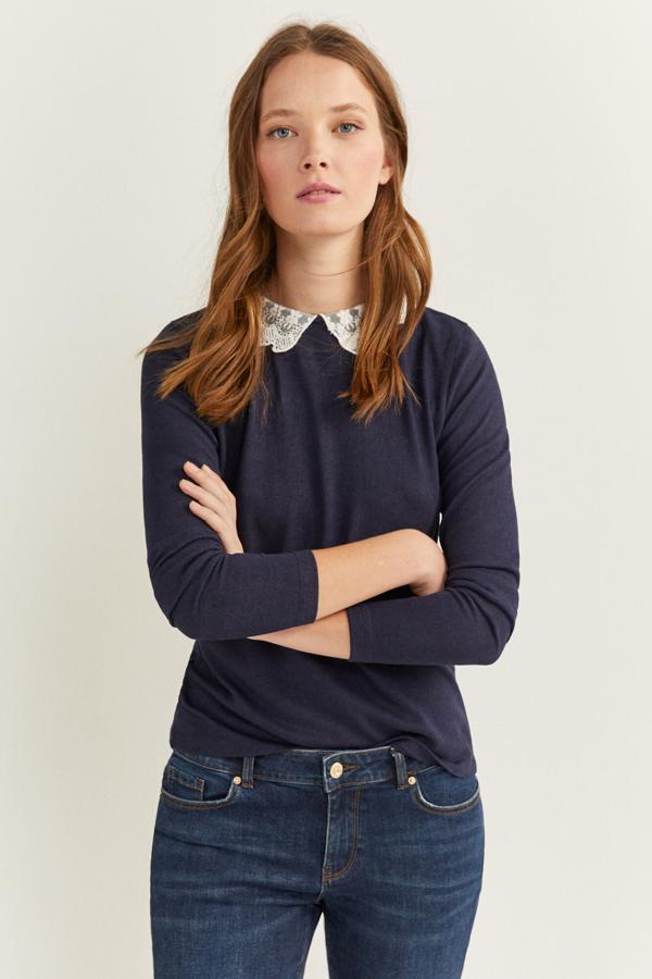 Camiseta de manga larga  con cuello de encaje, con abertura en la espalda en forma de lágrima con cierre de botón, de las rebajas de Black Friday de Springfield (12,99 €).