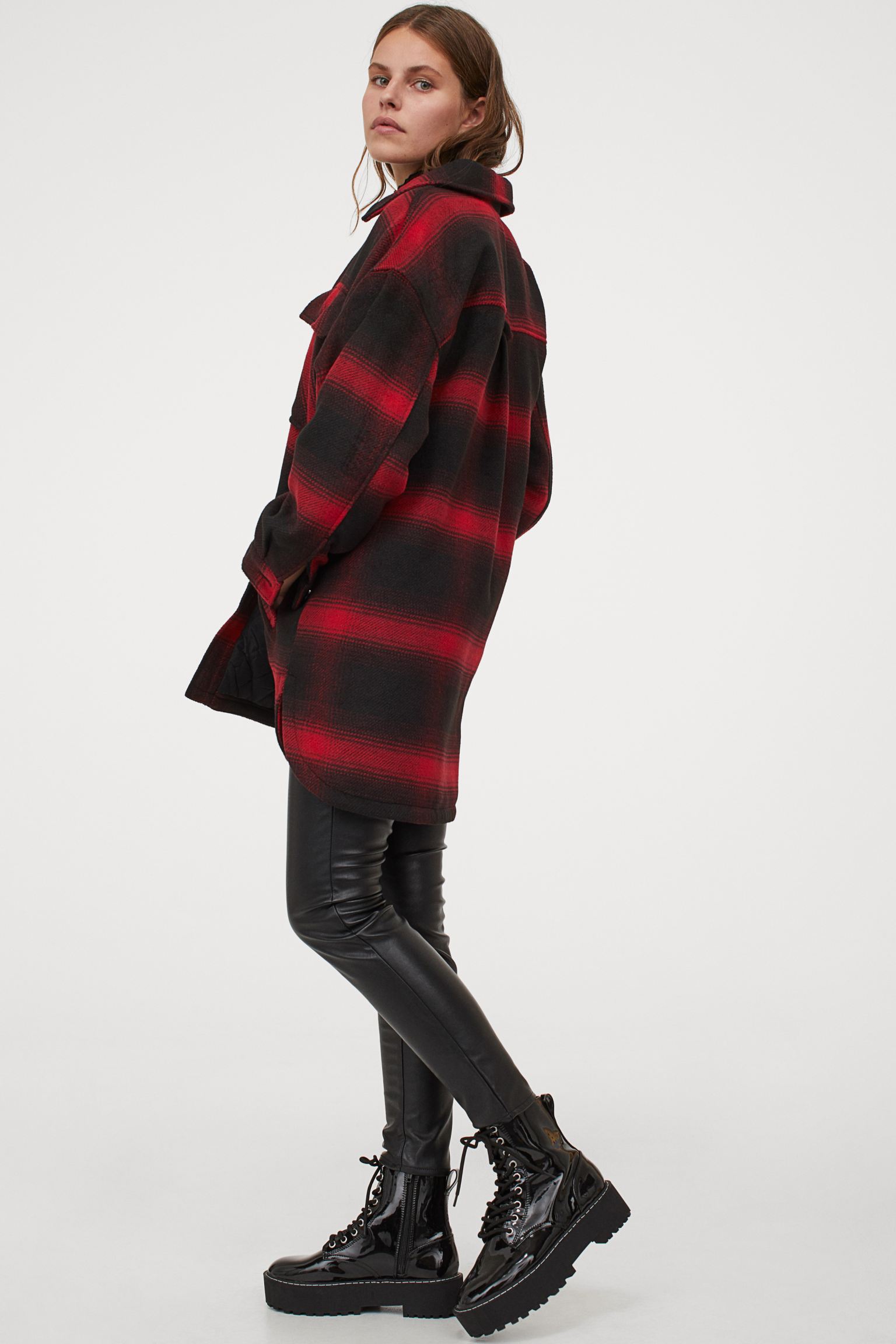 Tamaño XXL y estampado de cuadros en tonos rojos y negros para conseguir looks estilo grunge de lo más cañeros. Hazte con esta chaqueta en H&M por 49,99 euros.