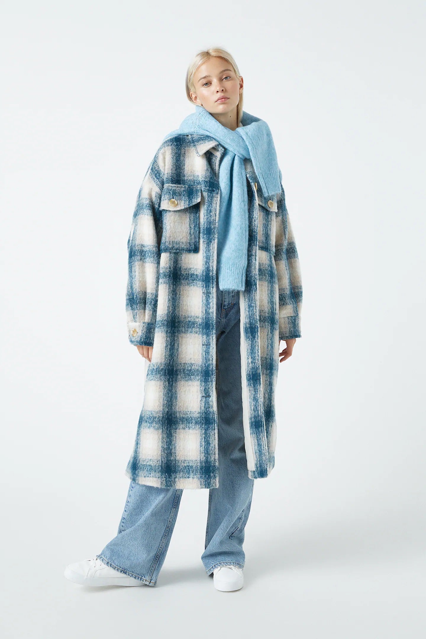 Esta versión extra larga de cuadros azules es una de las más vendidas de la firma de Inditex. No te quedes sin ella si te gustan los looks cómodos de estilo oversize. (45,99 euros).