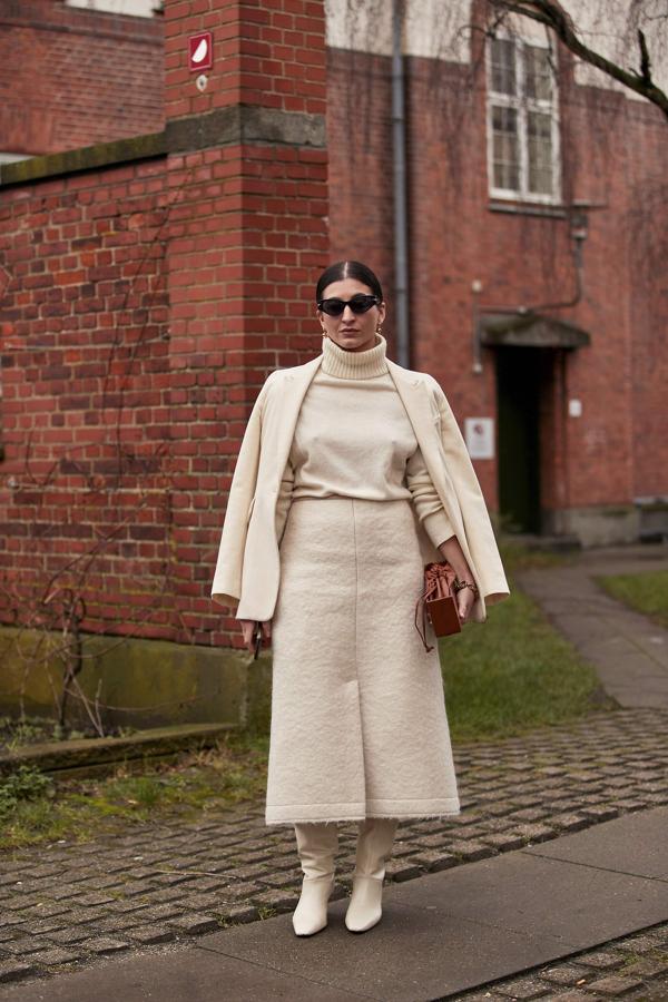 La sobriedad y la neutralidad se dan la mano en este traje de chaqueta con falda en el que la mezcla de texturas juega un papel clave.
