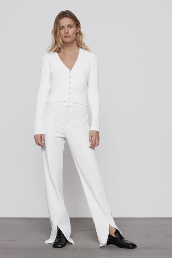 Chaqueta de punto fino con pantalones de talle alto y aperturas en el bajo, todo de Zara.