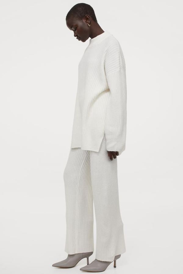 Suéter y pantalones anchos de punto de canalé, todo de H&M.