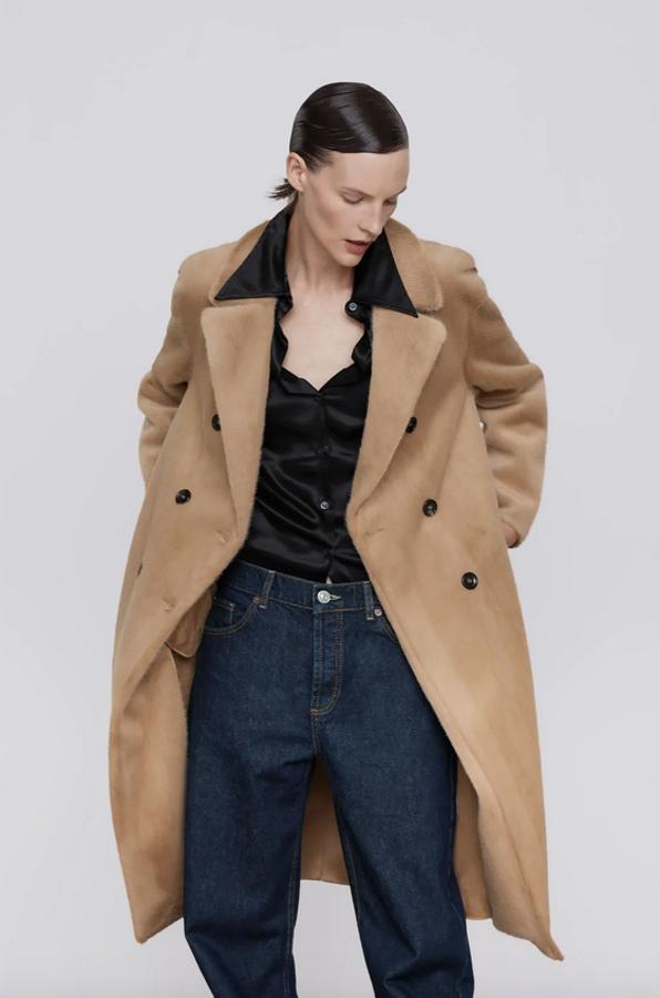 Disponible en color tostado, caqui y negro, este abrigo midi de Zara con cuello de solapa y bolsillos laterales ocultos en costura viene con cierre cruzado de botones a contraste en negro. Podemos encontrarlo entre las tallas XS y XXL por 89,95 euros.