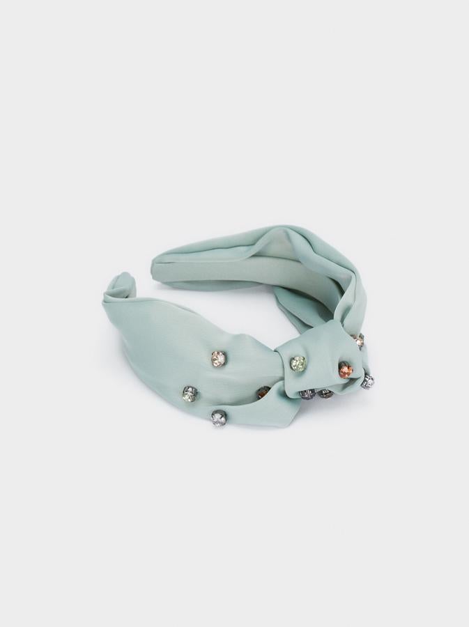 Tus accesorios para el pelo también son un comodín perfecto para darle luz a tus looks y esta diadema en verde agua de Parfois es ideal para conseguirlo. Con aplicaciones de cristal en varios tonos y nudo central, cuesta 12,99 euros.
