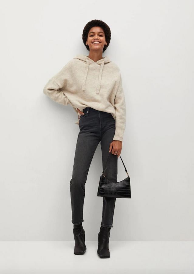 En tejido de algodón y denim, estos jeans de lavado medio en corte slim recto vienen con tiro alto, trabillas y cinco bolsillos. Podemos encontrarlo en Mango entre las tallas 32 y 44 por 29,99 euros.