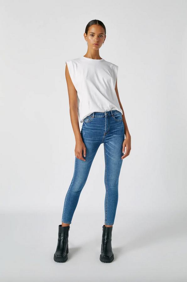Diseño skinny fit para estos jeans confeccionados en tejido ligeramente elástico, de tiro alto, con diseño de cinco bolsillos y cintura con trabillas que podemos encontrar en Pull&Bear entre las tallas 32 y 44 por 19,99 euros.