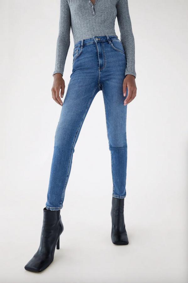 Confeccionado con al menos un 90% de algodón orgánico, estos vaqueros de Zara están confeccionados con tejido elástico fabricado para que ayude a potenciar y moldear la figura. En azul con efecto lavado y cierre frontal, tiene un precio de 19,95 euros y está disponible entre las tallas 32 y 46.