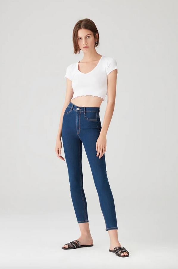 Otra de las propuestas más ajustadas de Pull&Bear son estos jeans skinny fit en azul índigo y costuras vistas a contraste que podemos encontrar entre las tallas 32 y 44 por 12,99 euros.