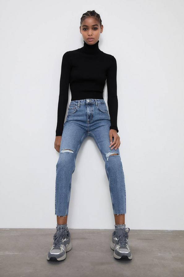 En tejido ligeramente elástico, con tiro alto y en azul con efecto lavado, estos vaqueros de Zara vienen con detalle de rotos en delantero y bajo acabado sin costura. Cuesta 25,95 euros y están disponibles entre las tallas 32 y 42.