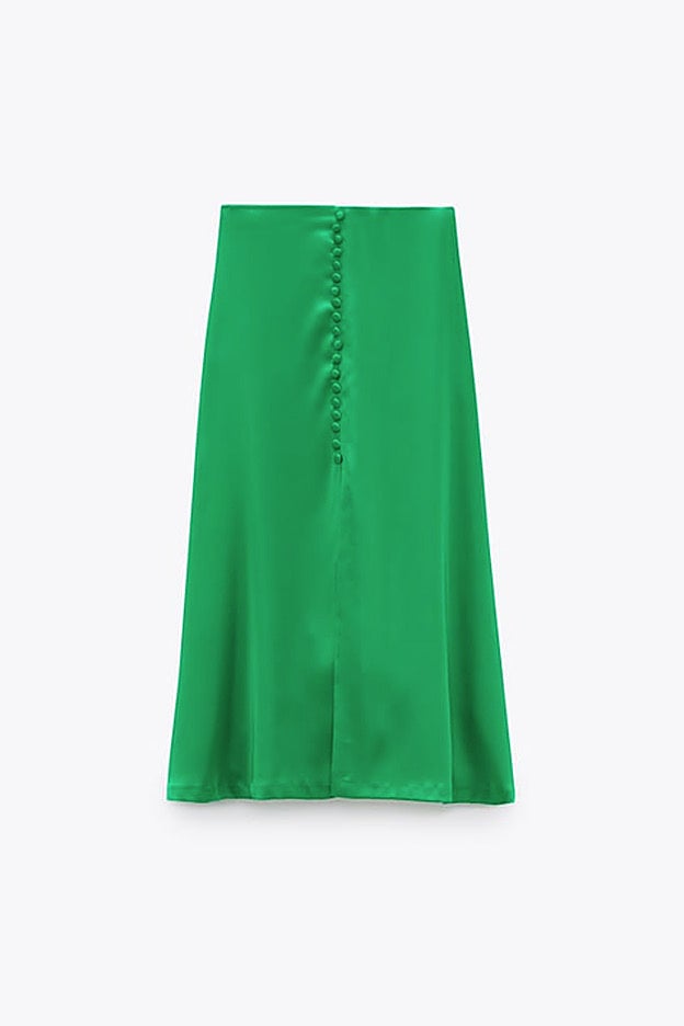 Una alternativa aún más llamativa: una falda verde confeccionada en satén.