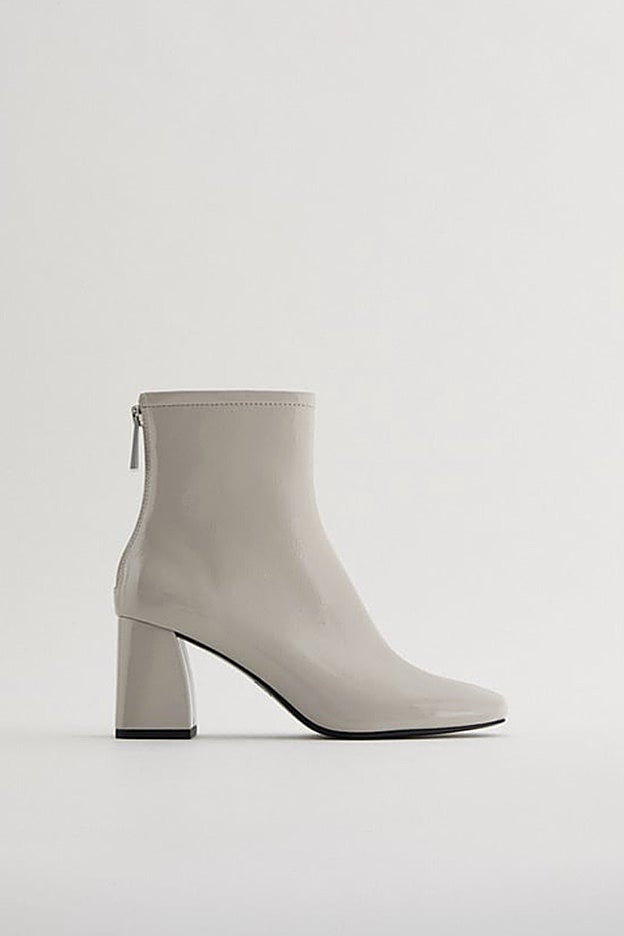 Los botines blancos de Zara, prácticamente idénticos a los de la influencer.