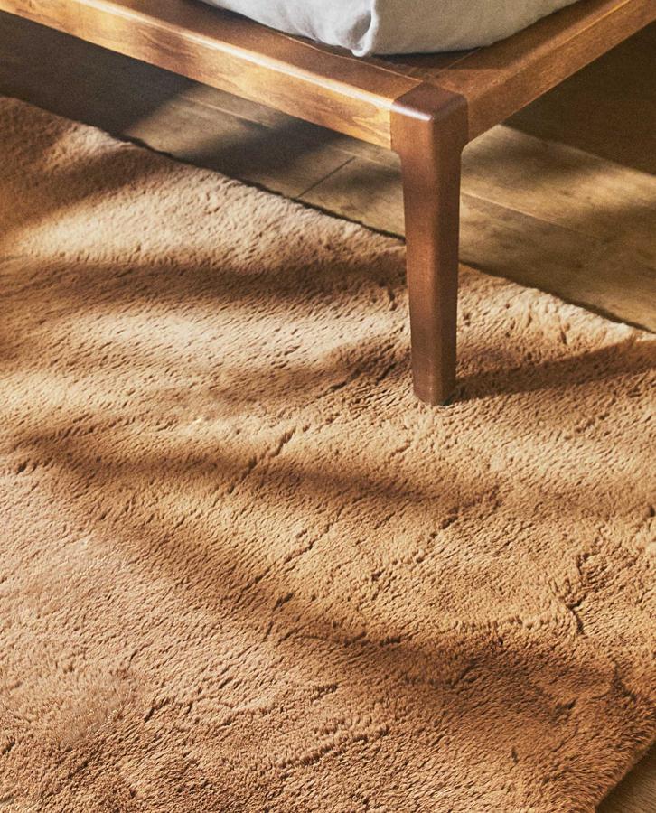 Disponible en varias medidas, esta alfombra de efecto pelo en color marrón con tacto extra suave tiene un precio de 39,99 euros (60x120 centímetros).