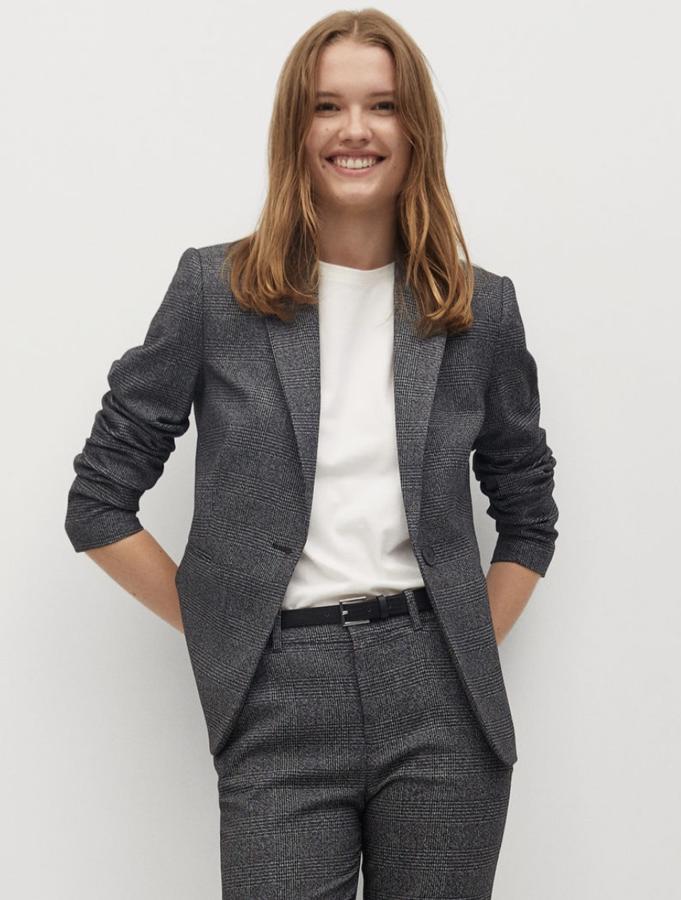 En color gris, esta americana con estampado de micro pata de gallo cuenta con abertura en la parte posterior y cierre de botón en la parte delantera. Su precio es de 19,99 euros.