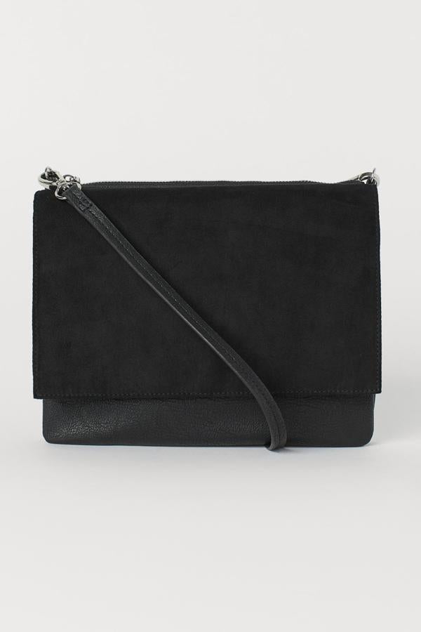 Bolso negro mediano de H&M con solapa extragrande, mezcla dos texturas diferentes de efecto piel (14,99 euros).