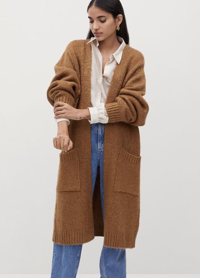 En color marrón caramelo, este cárdigan de punto con terminaciones de canalé y bolsillos laterales tiene un precio de 19,99 euros.