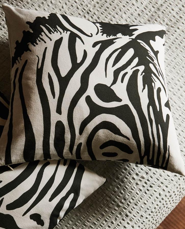 Esta funda de cojín de 45x45 centímetros y estampado de cebra tiene un precio de 9,99 euros.