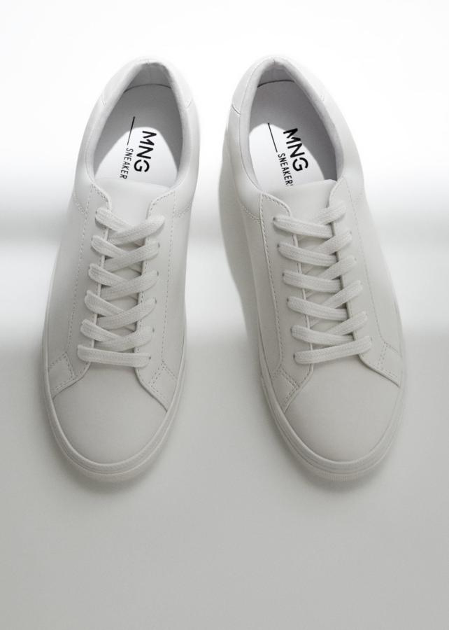 De punta redonda y con cordones, estas deportivas básicas tienen ahora un precio de 19,99 euros.