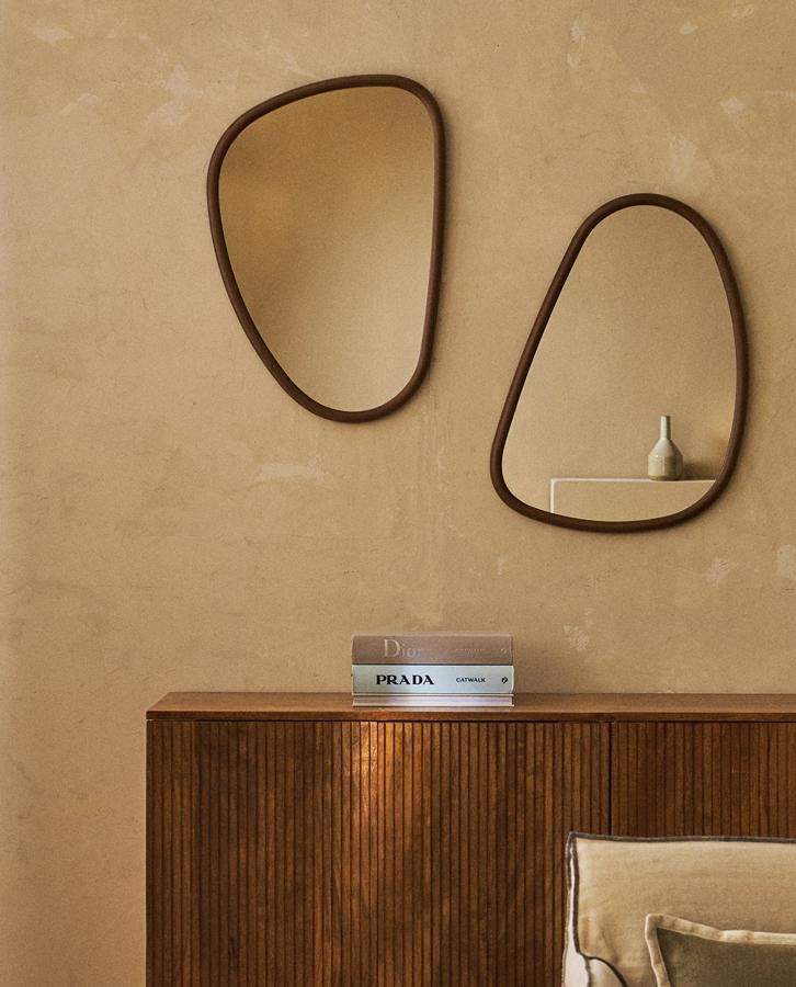 Este espejo de madera con acabado irregular y unas medidas de 46x65 centímetros tiene un precio de 39,99 euros.