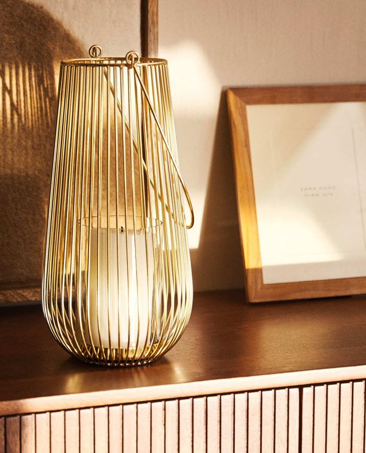 Este farolillo realizado con alambres de metal en color dorado tiene un precio de 39,99 euros.