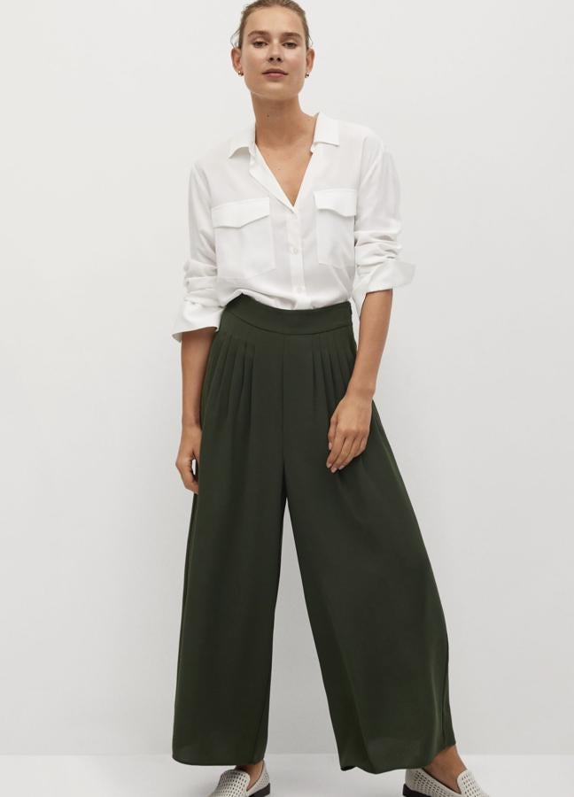 En color verde caqui, este pantalón culotte plisado de tiro alto tiene un precio rebajado de 19,99 euros.