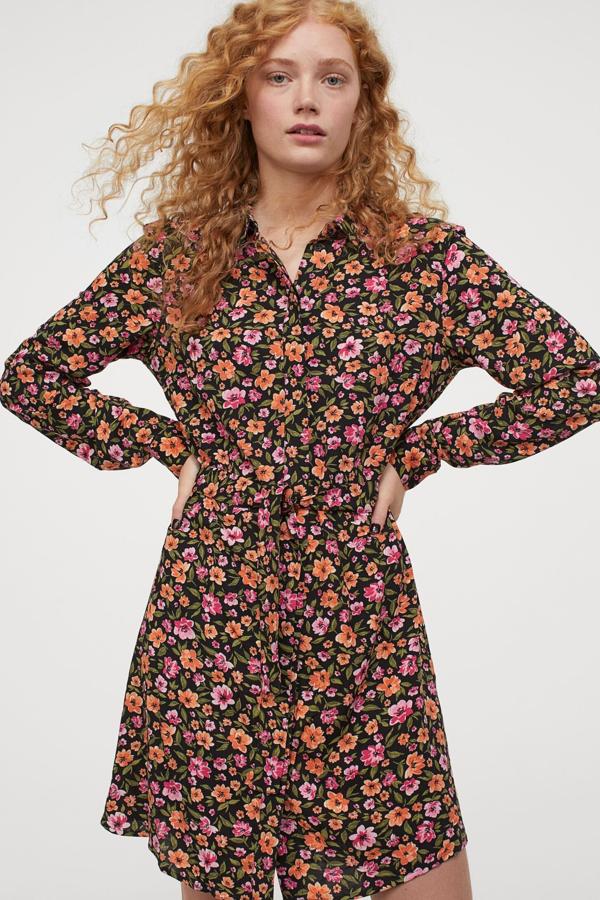 Con estampado floral, este vestido camisero corto con bajo ligeramente redondeado cuenta con cinturón extraíble y botones ocultos. Tiene un precio de 19,99 euros.