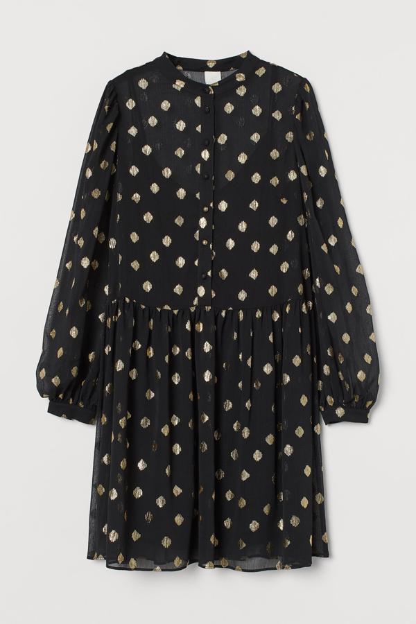 En color negro con lunares dorados, este vestido evasé de gasa arrugada con cuello mao y mangas abullonadas tiene un precio de 24,99 euros.