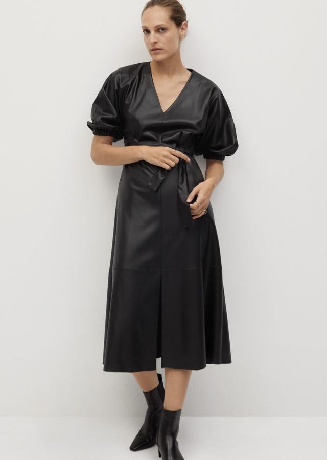 Este vestido camisero de efecto piel en color negro cuenta con manga tres cuartos con puños abotonados y costuras decorativas. Su precio es de 29,99 euros.