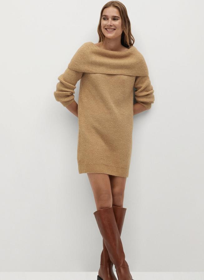 Disponible en marrón o crudo, este vestido de punto con terminaciones de canalé tiene un precio rebajado de 29,99 euros.