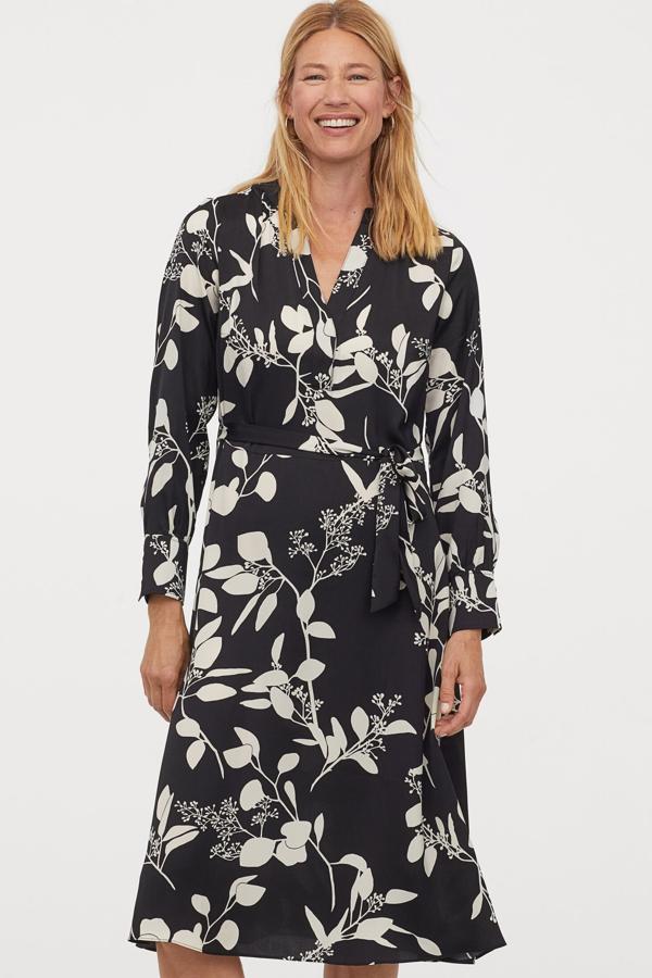 Este vestido midi de satén negro con estampado blanco y escote de pico cuenta con cinturón extraíble y tiene un precio de 34,99 euros.