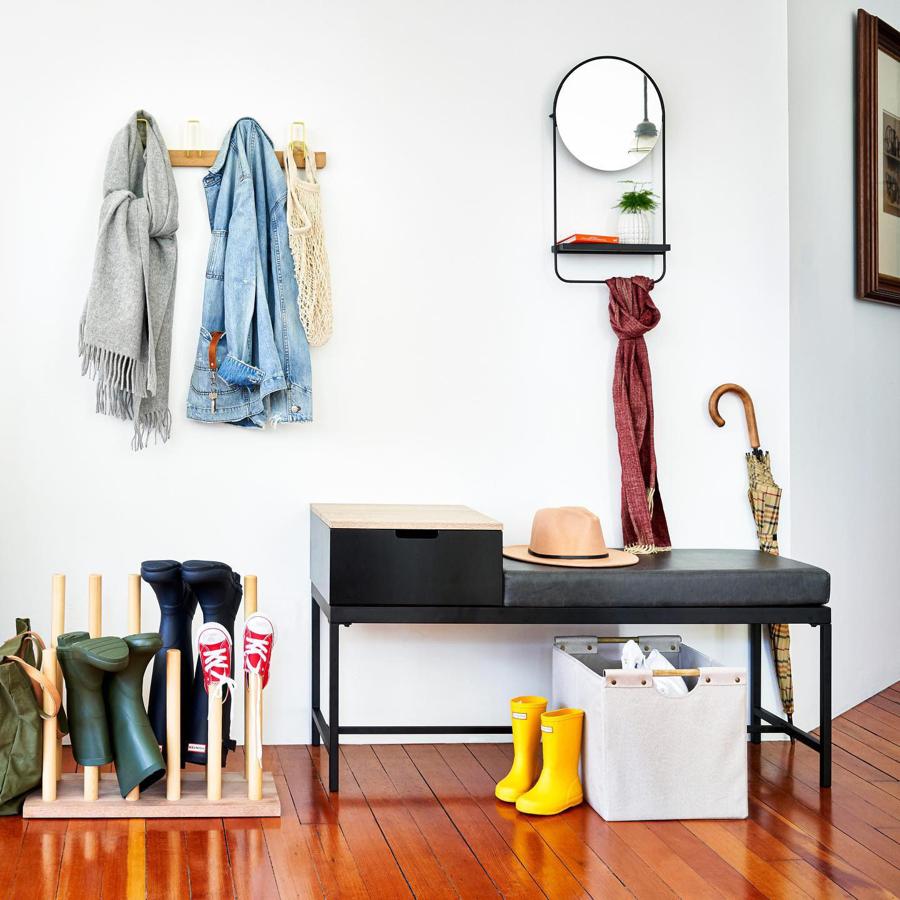 Un recibidor funcional y un elemento que nos encanta por lo práctico que es: el zapatero de madera tipo 'escurridor' para dejar nuestras botas de agua al entrar en casa (59.99 euros en Amazon Home).