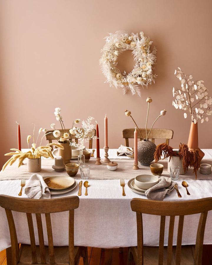 Esta mesa no puede ser más elegante y sofisticada, y nos sirve de inspiración para nuestros planes caseros en petit comité. Los jarrones cuestan 30.99 euros; el pack de 12 velas, 15.99 euros y la cubertería dorada de cuatro servicios, 129.99 euros. Todo en Amazon Home.