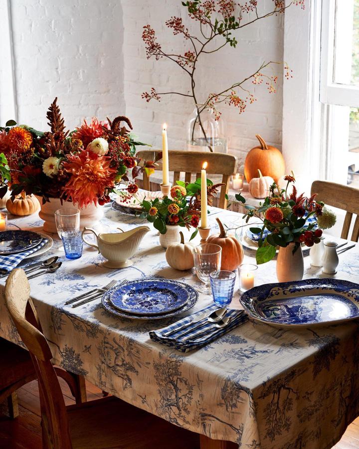 Probablemente os hayáis dado cuenta de nuestra obsesión por las mesas bonitas... Esta que nos proponen desde Amazon Home derrocha elegancia. Los platos tienen precios a partir de 12 euros; y la cubertería de cuatro servicios cuesta 31.99 euros.