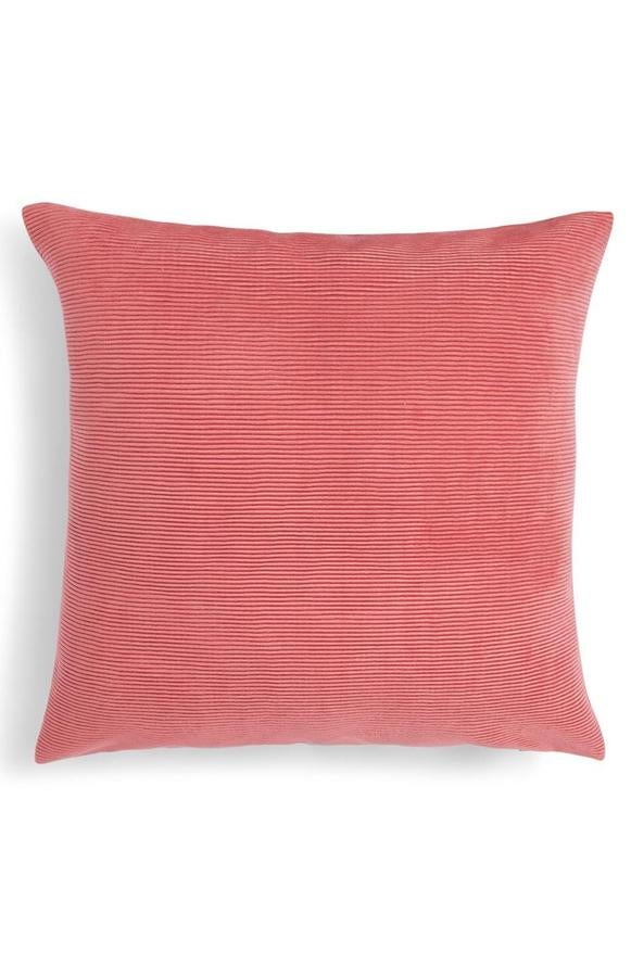 En color rosa, esta funda de cojín de terciopelo acanalado tiene un precio de 4,50 euros.