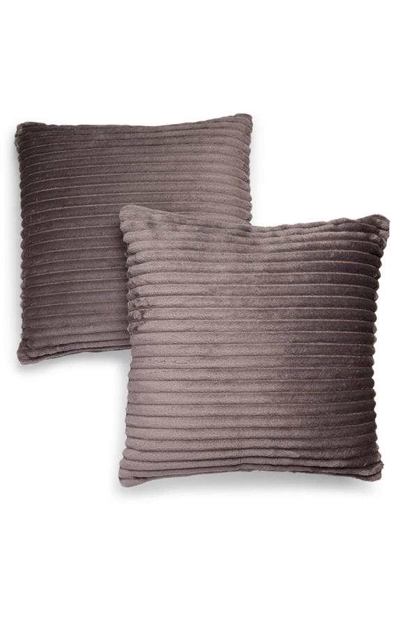 Este pack de dos cojines con textura en color gris tiene un precio de 10 euros.